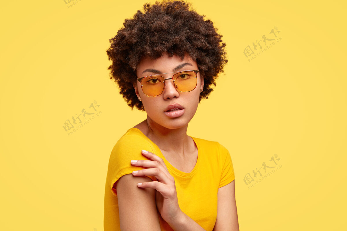 年轻头发卷曲 戴着时髦眼镜的年轻黑发女人女人非洲成人
