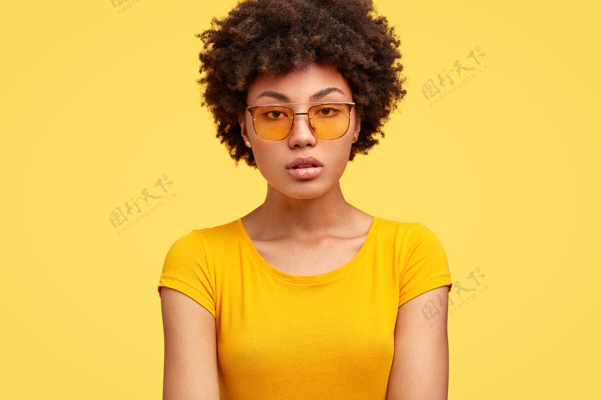 成人头发卷曲 戴着时髦眼镜的年轻黑发女人太阳镜非洲年轻