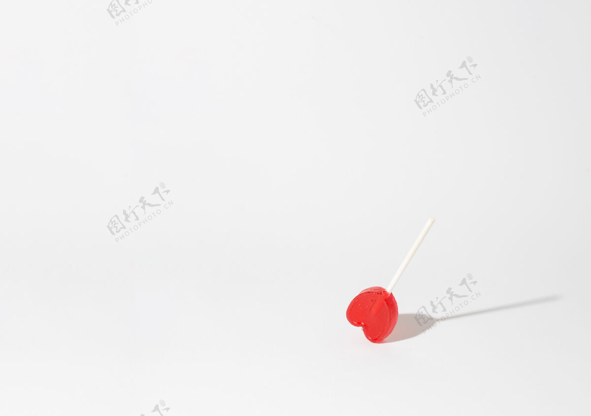 甜点特写镜头一个单一的心形棒棒糖在白色的背景心糖情人节