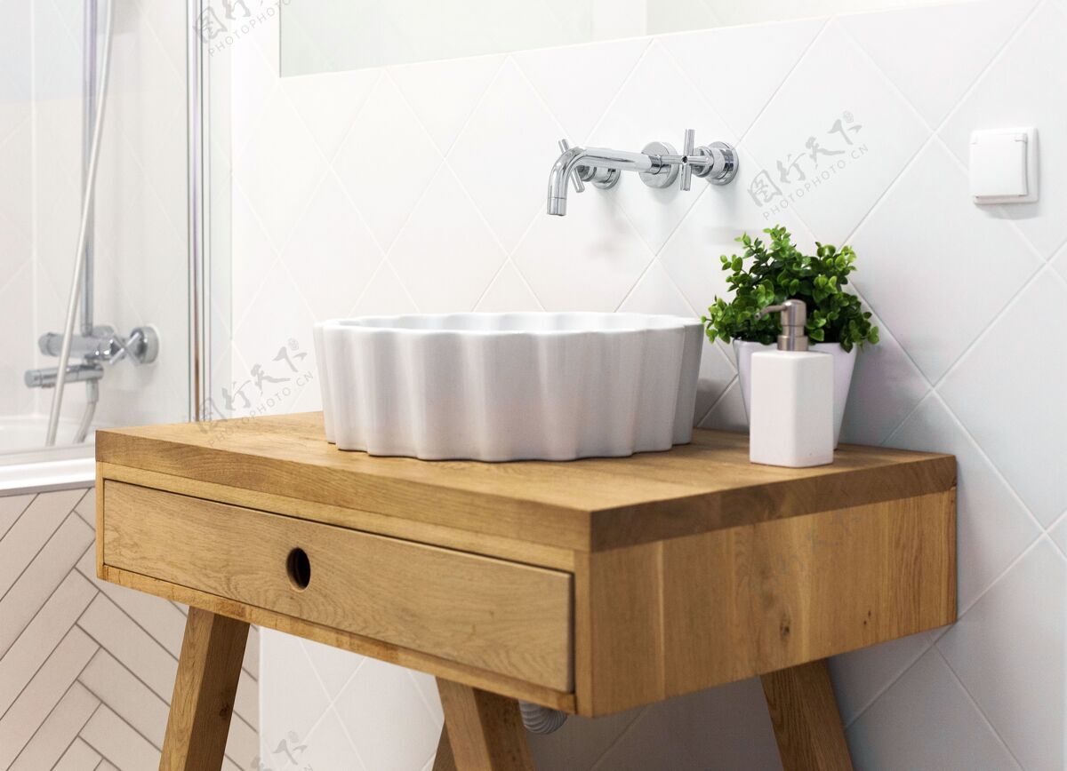浴缸整洁和现代的浴室水槽装饰一个花瓶捕捉在一个白色的浴室洗漱陶瓷建筑