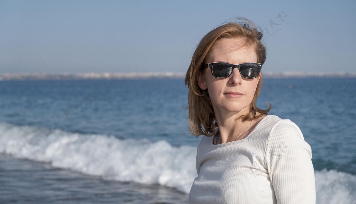 水平戴墨镜的中镜头女人女人度假海滨