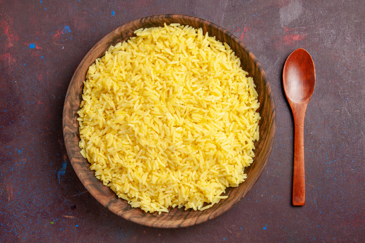 奶酪顶视图煮好的米饭美味的饭菜在棕色盘子里的黑暗空间里玉米顶部盘子