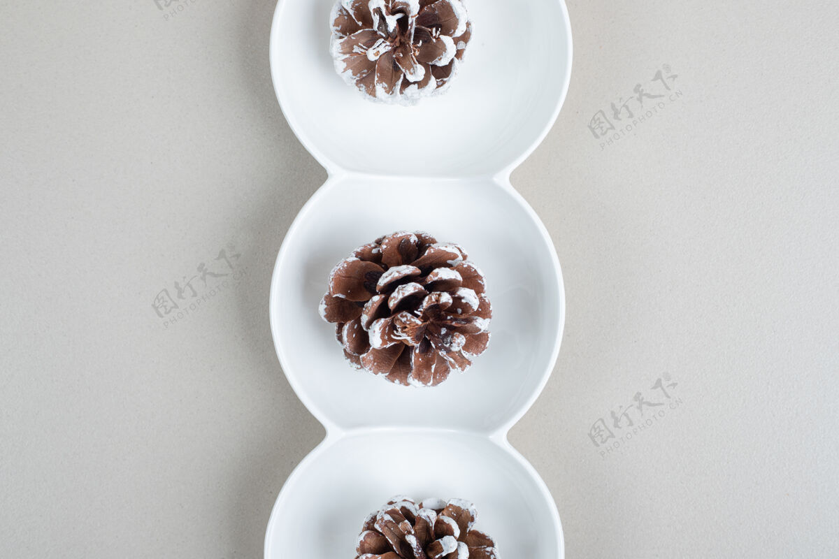 松树白碗里的松果俯视图碗松果圣诞节