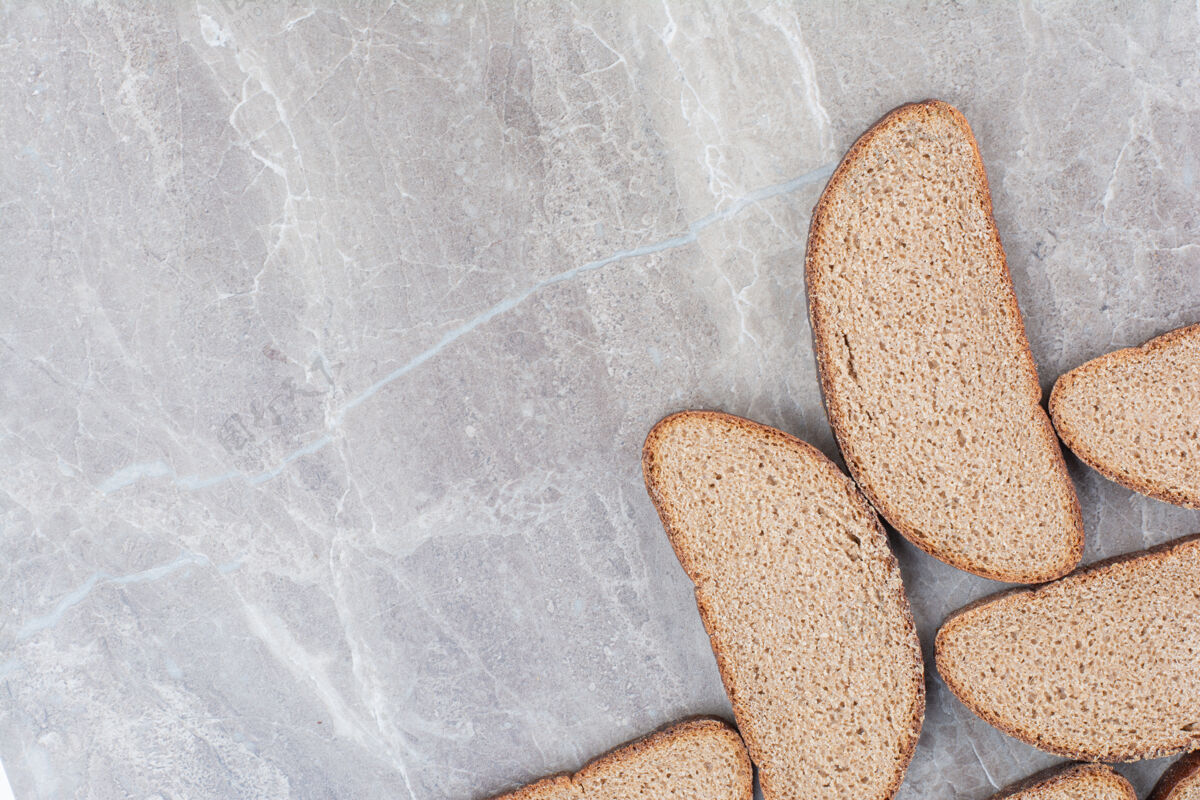 烘焙在大理石表面放几片棕色面包面包面包房切片