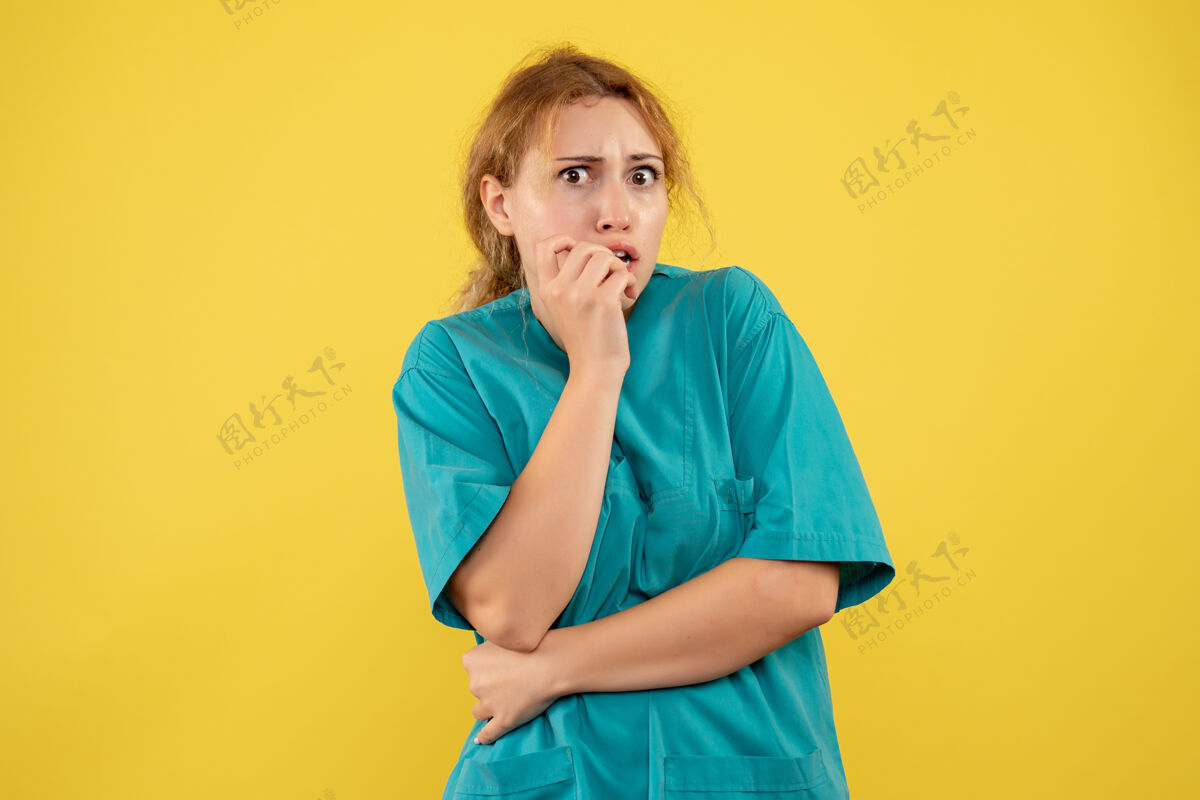 女士前视女医生穿着医用衬衫吓了一跳 医院的医护人员给护士戴上了彩色的帽子女性害怕人
