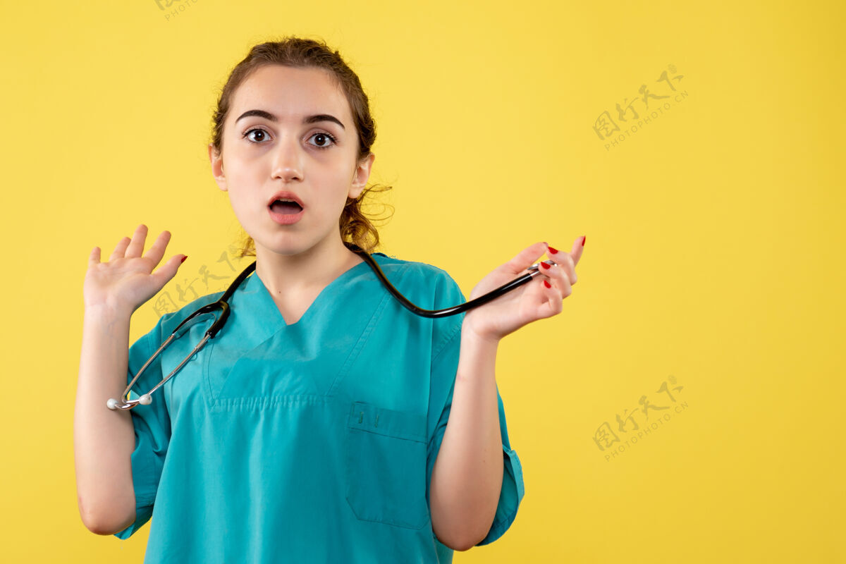女医生正面图女医生穿着医用衬衫 病毒统一颜色情感covid-19健康人护士情绪