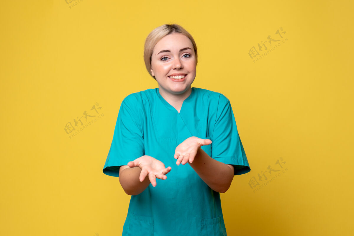 女性前视图穿着医疗衬衫的女医生 医疗情感covid-19护士大流行可爱护士欢呼
