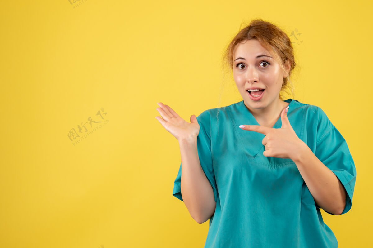 黄色前视图穿着医疗衬衫的女医生 彩色健康护士医疗covid-19情感情感颜色成人