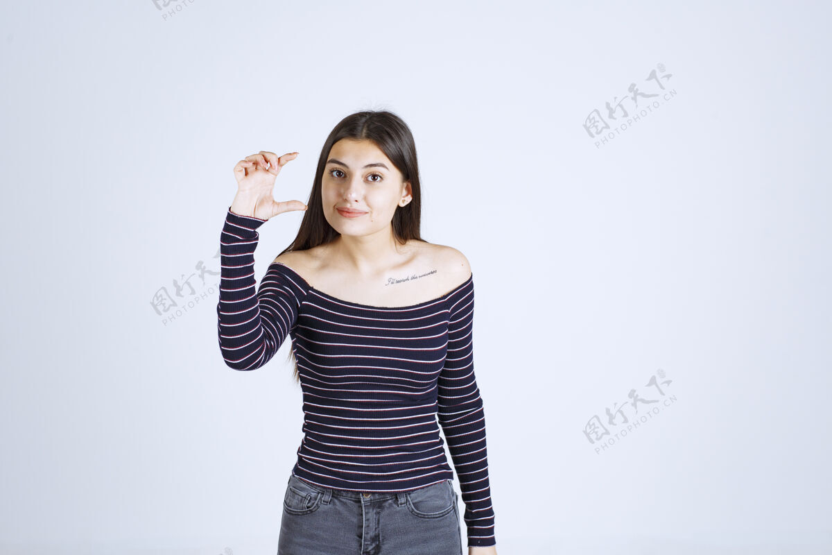 休闲穿着条纹衬衫的女孩 展示产品的估计尺寸或数量身高聪明人类
