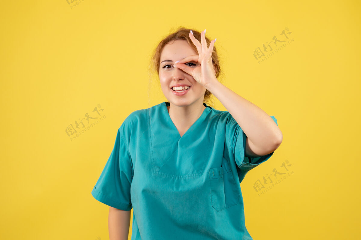 健康前视图穿着医疗衬衫的女医生 护士颜色covid-19健康医生黄色快乐人