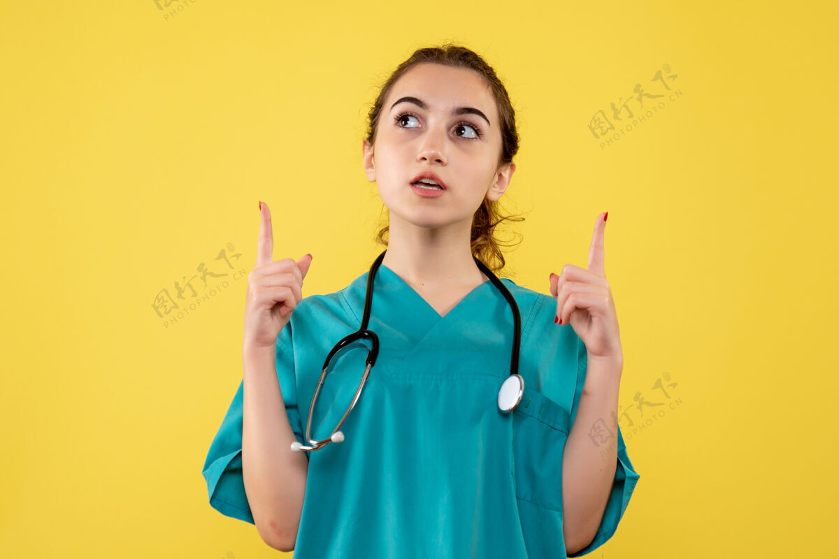 听诊器正面图女医生穿着医用衬衫 彩色病毒covid-19健康情感制服女医学情感