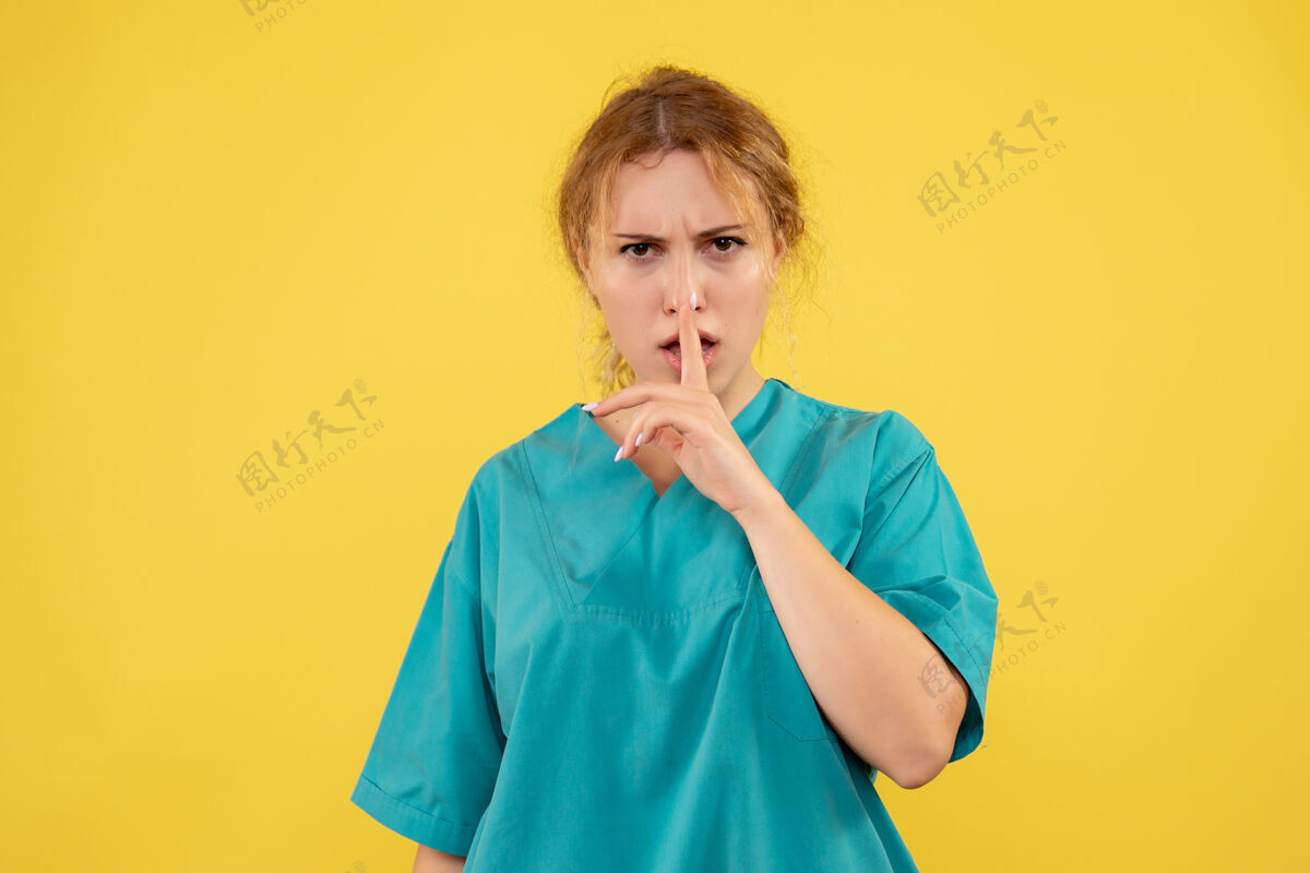 医院正面图：女医生穿着医用衬衫 健康医生covid-19护士医用彩医院女性颜色健康