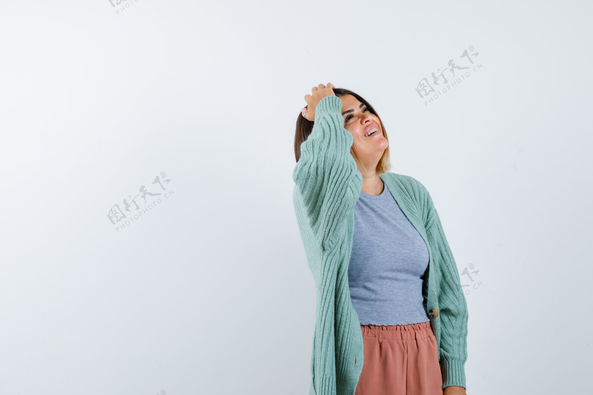 时尚一个穿着休闲服 手搭在头上 看起来很开心的女人 正前方的风景时尚肖像卷发