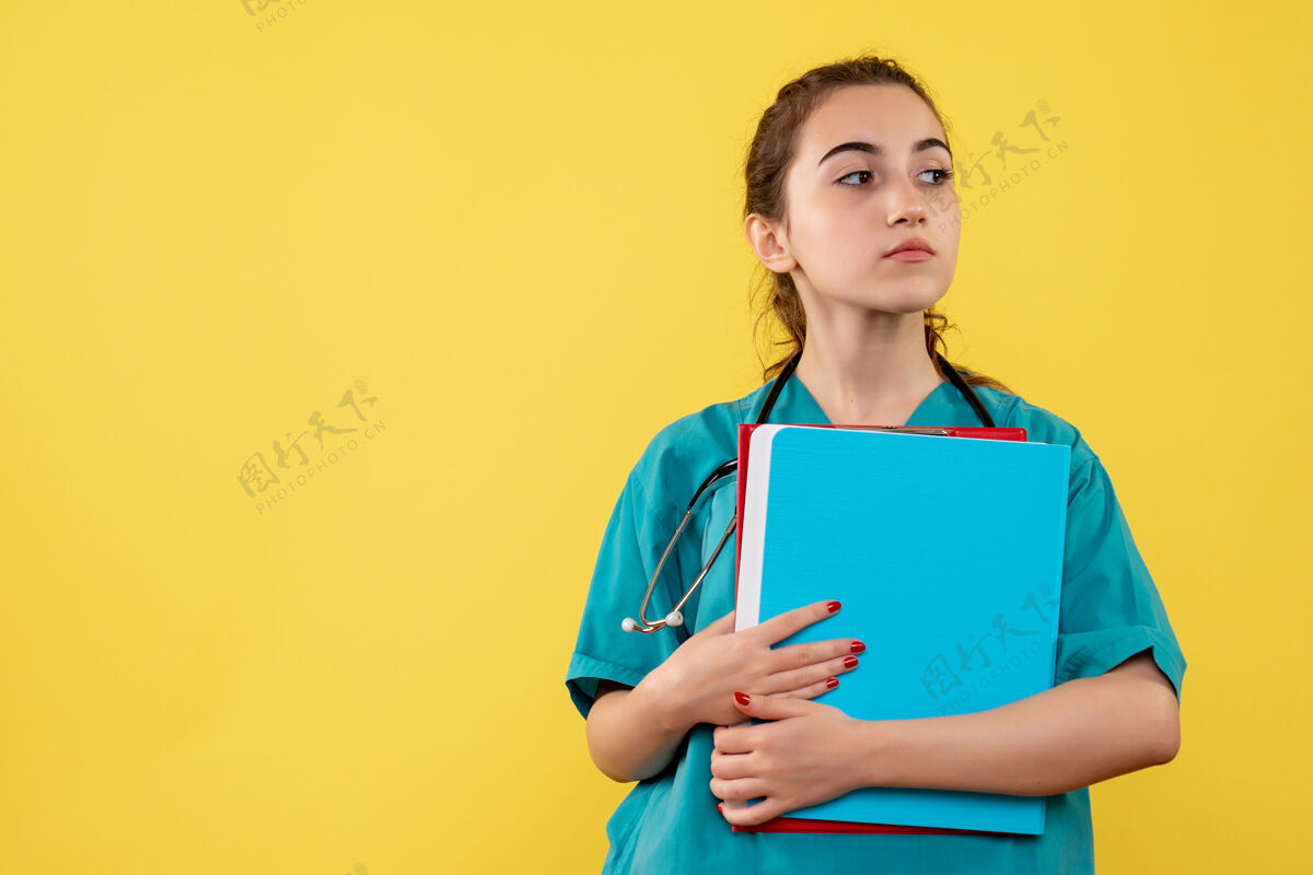 医生正面图女医生穿着医用衬衫拿着纸条 彩色病毒健康情绪covid-19大流行制服女医生专业健康