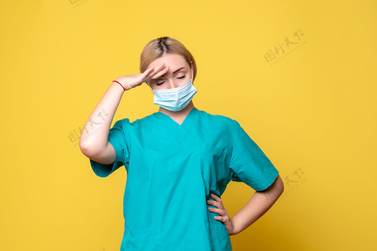 女性前视图穿着医用衬衫和无菌口罩的女医生 医院护士健康covid-19大流行医生女性医疗护士