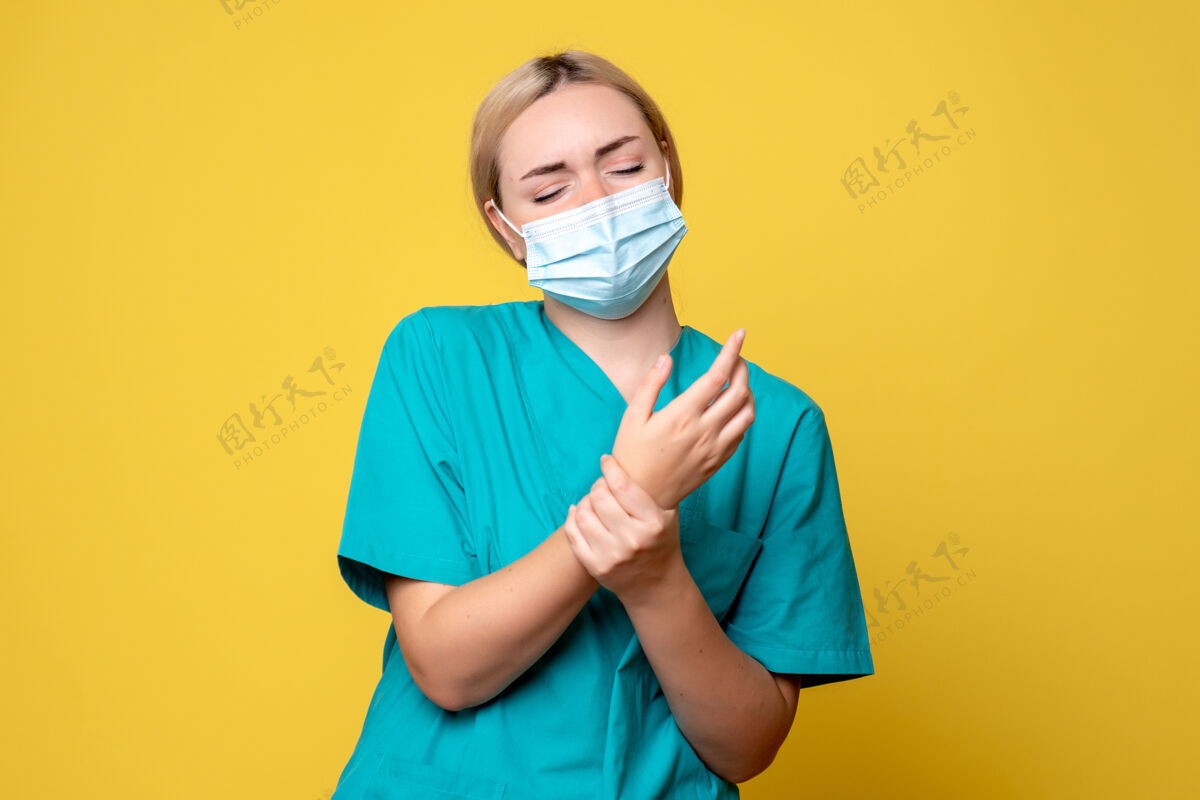 护士正面图：女医生穿着医用衬衫 戴着消毒口罩 手臂受伤 医院科维德大流行健康护士医师健康女人成人