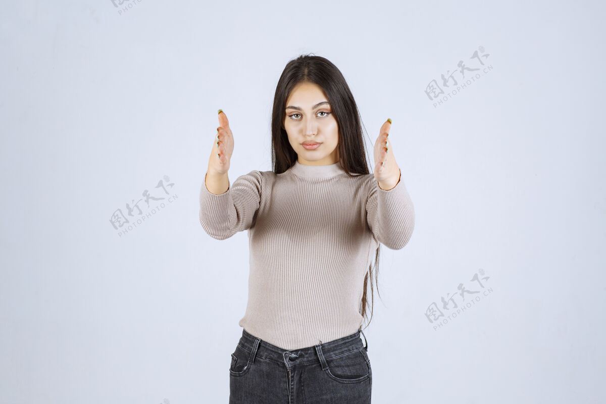 人体模特穿灰色毛衣的女孩 展示物体的尺寸人类身高雇员