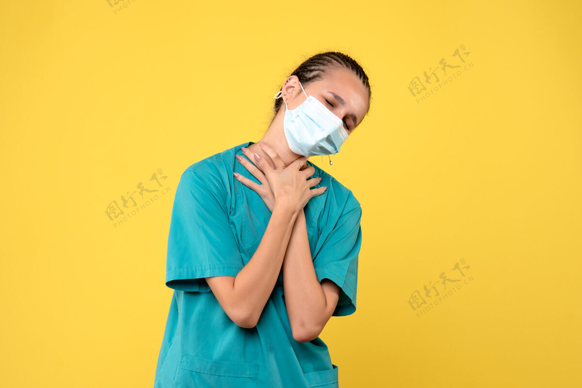 护士前视图穿着医用衬衫和无菌口罩的女医生 健康护士病毒大流行医院covid-19医护人员人物面具医院