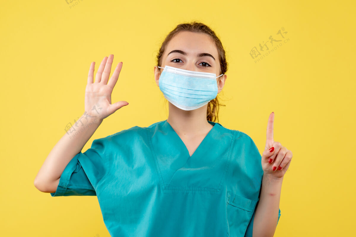 肖像正面图女医生穿着医用衬衫和无菌口罩 彩色健康病毒制服covid-绝育制服女性