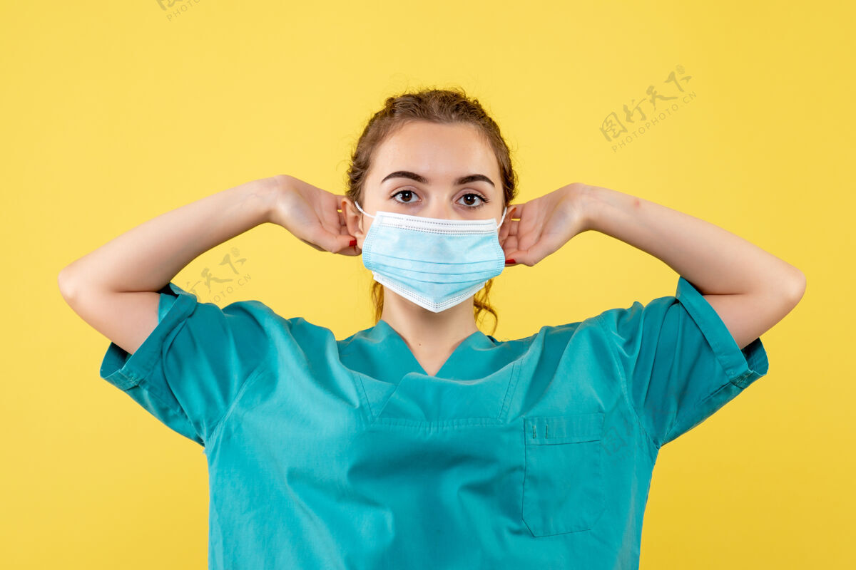 制服正面图女医生穿着医用衬衫和无菌口罩 病毒颜色一致covid-19健康感慨医疗女医生情绪