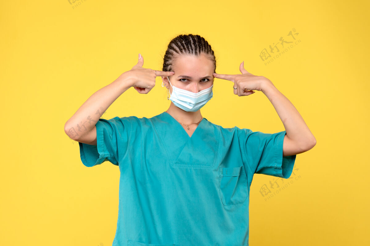 黄色前视图穿着医用衬衫和无菌口罩的女医生 健康护士病毒大流行医院covid-19医护人员肖像人物护士