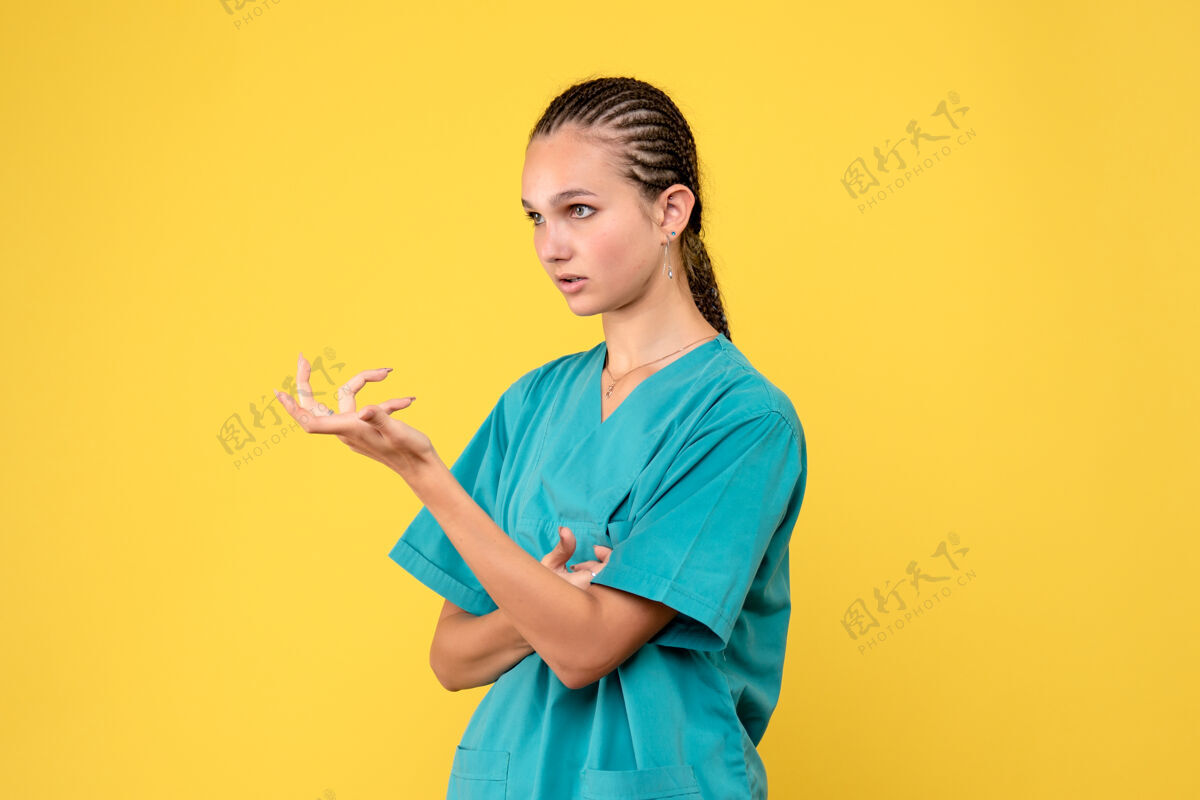 医院前视女医生穿着医疗衬衫 健康医护人员乔维德护士医院感慨女性女医生护士