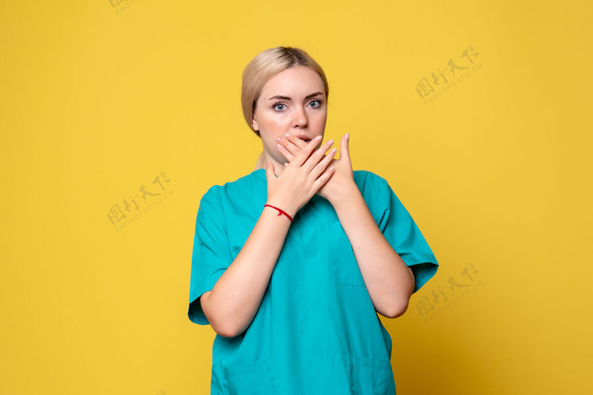 女人正面图女医生穿着医用衬衫吓坏了 医护人员情绪covid-19护士大流行肖像女医生护士