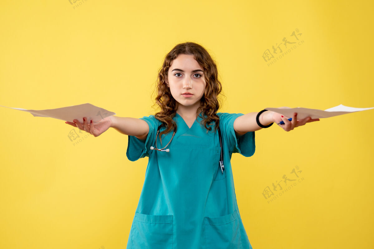 人正面图女医生穿着医用衬衫拿着纸片分析 大流行健康病毒制服covid-19感慨女人肖像健康