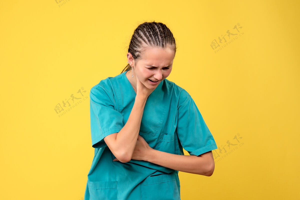 医疗正面图女医生穿着医用衬衫有呼吸问题 病毒健康情感可维色护士医院黄色医院肖像