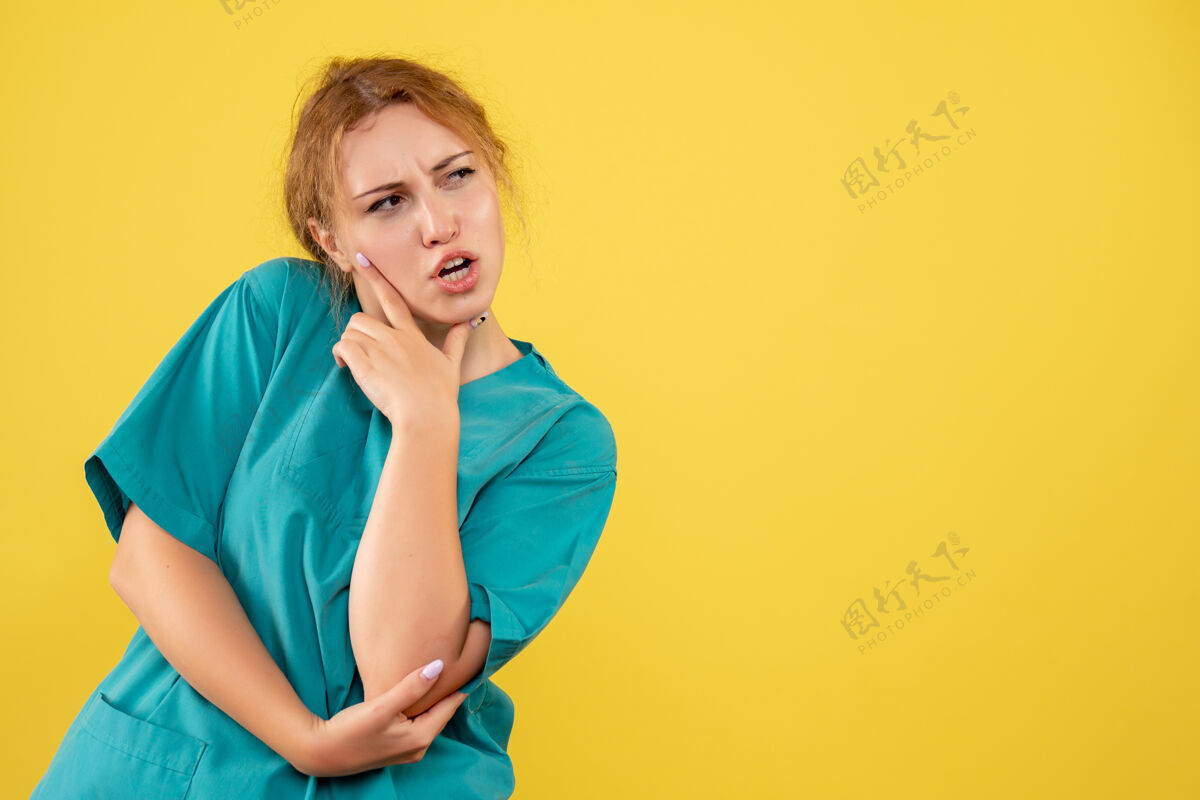 女医生正面图女医生穿着医用衬衫思考 颜色情感健康护士医疗科维德-19美女女性女人