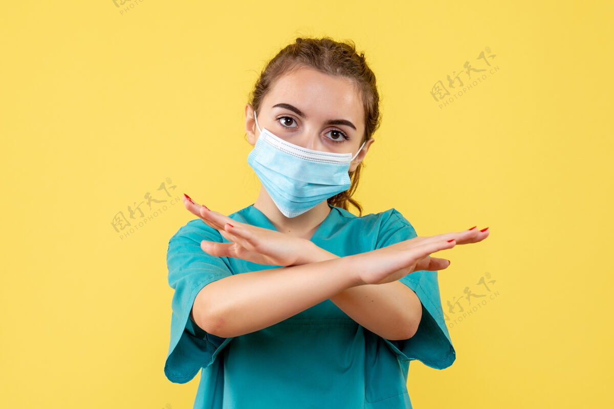 专业前视图穿着医用衬衫和面罩的女医生 健康色大流行病毒covid-19冠状病毒女医生肖像医学