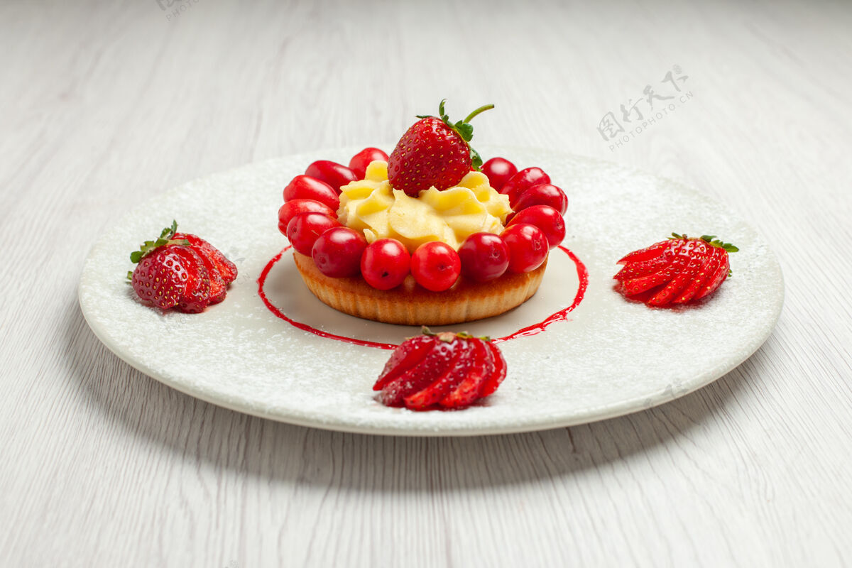 草莓前视美味的小蛋糕与水果在盘子里的白色桌面蛋糕甜点水果新鲜水果浆果