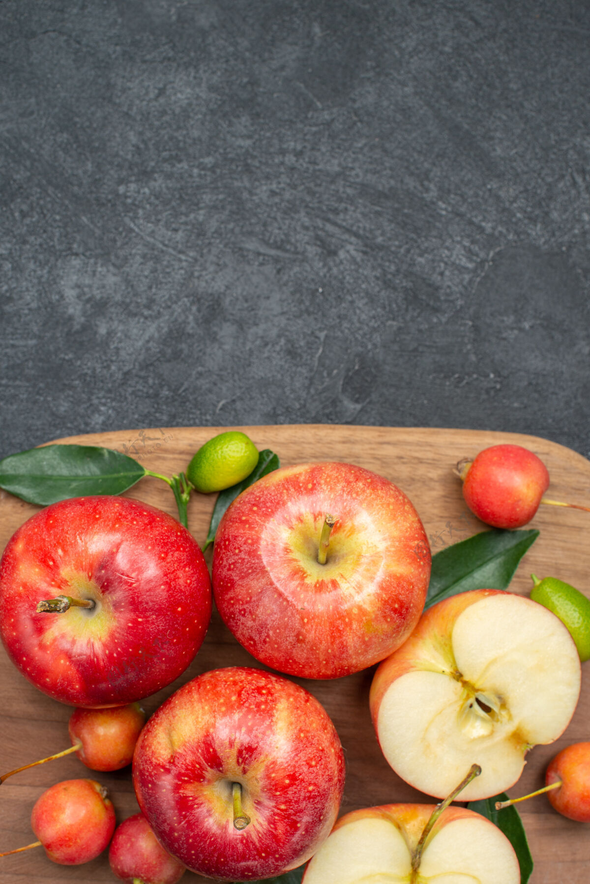 健康俯瞰切菜板上有叶子的苹果切叶多汁