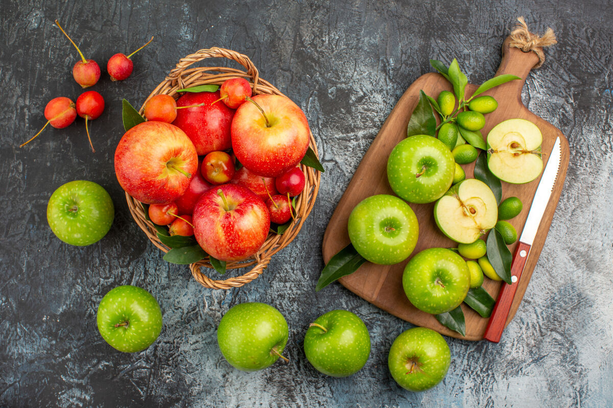 新鲜从远处俯瞰苹果板上开胃的青苹果刀筐里的水果篮子农产品健康