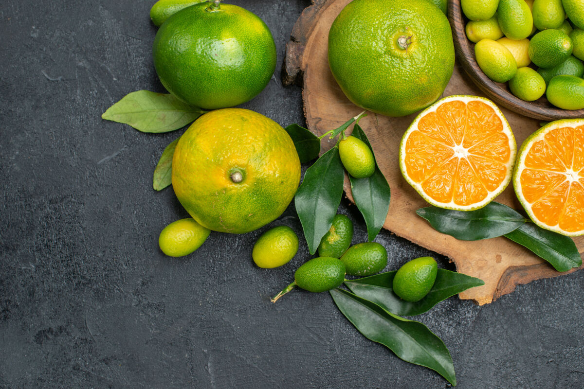 多汁顶部特写查看水果柑橘果木板柑桔树叶健康柠檬板