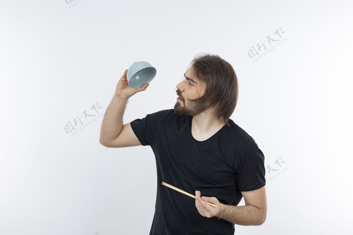 筷子一个留胡子的男人拿着筷子在白色的墙上拿着碗碗模型人
