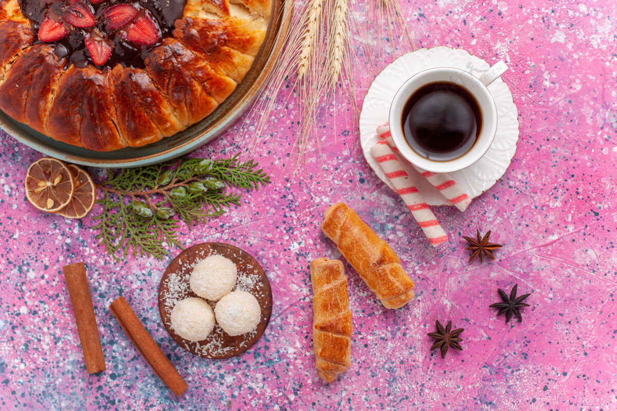 水果顶视图美味的草莓馅饼与一杯茶的粉红色椰子草莓肉桂