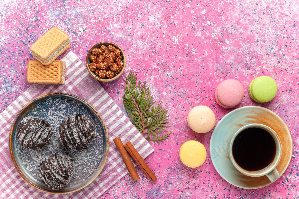 美味俯瞰美味的巧克力蛋糕和一杯粉红色的茶杯子茶蛋糕