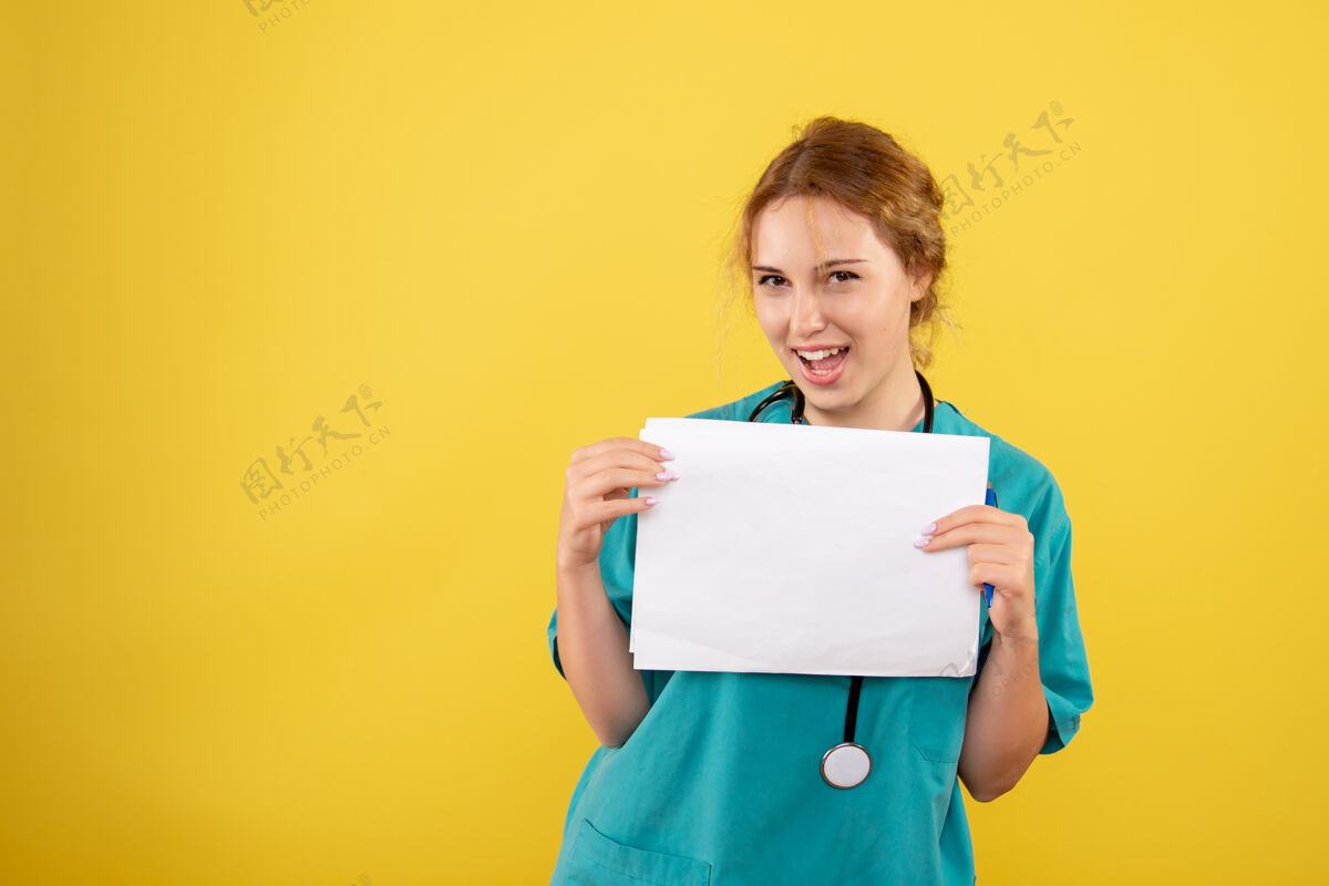 快乐黄墙上穿着医疗服的女医生手持分析图病毒医疗健康