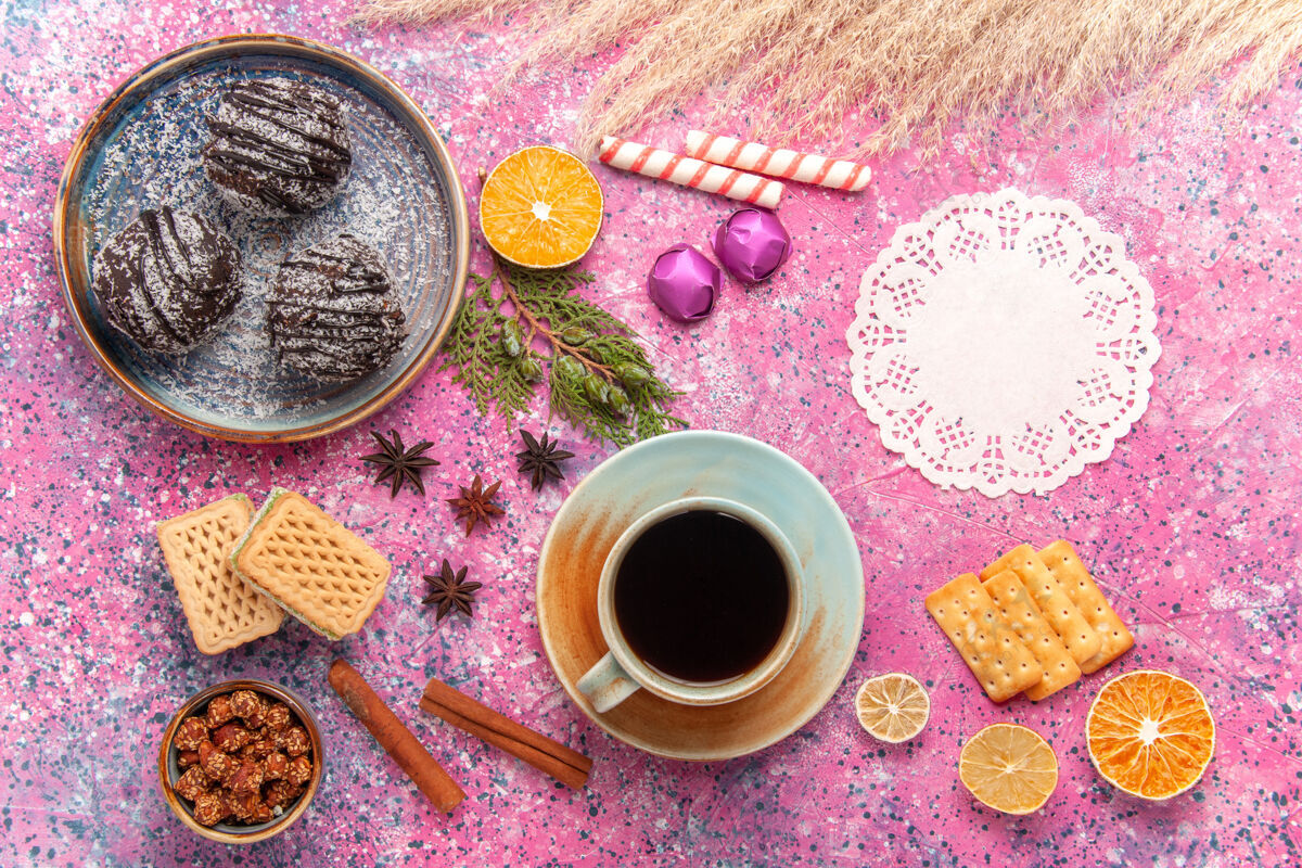 咖啡俯瞰巧克力蛋糕与华夫饼和一杯红茶糖果饼干茶