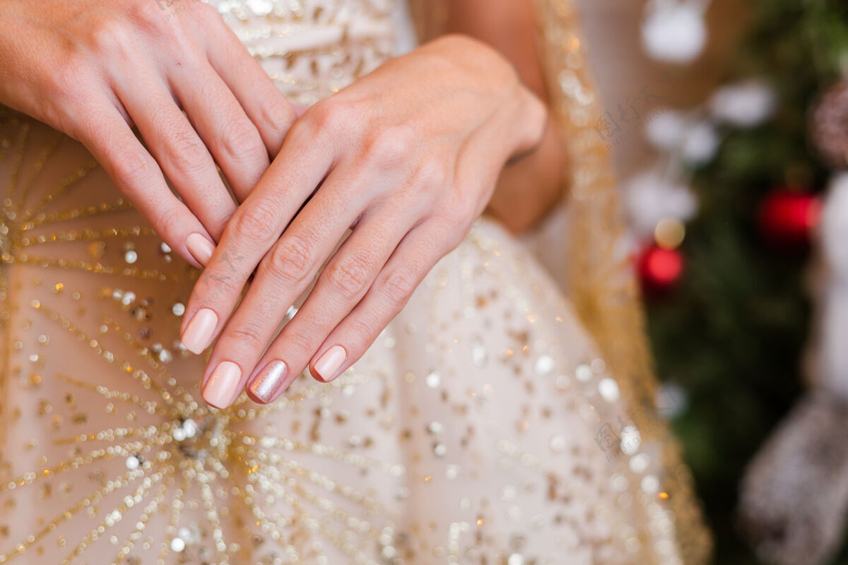 圣诞灯女性手用圣诞新年指甲设计裸色米色指甲油美甲样品十二月抛光