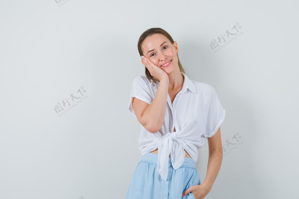衬衫穿着衬衫和裙子的年轻女士 面颊靠在手掌上 看起来很可爱女人时尚人