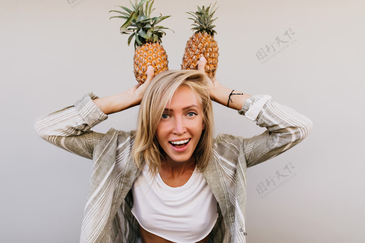 女性晒黑的女士 带着异国水果浪漫的白种女人 用菠萝表达幸福成人表情模特