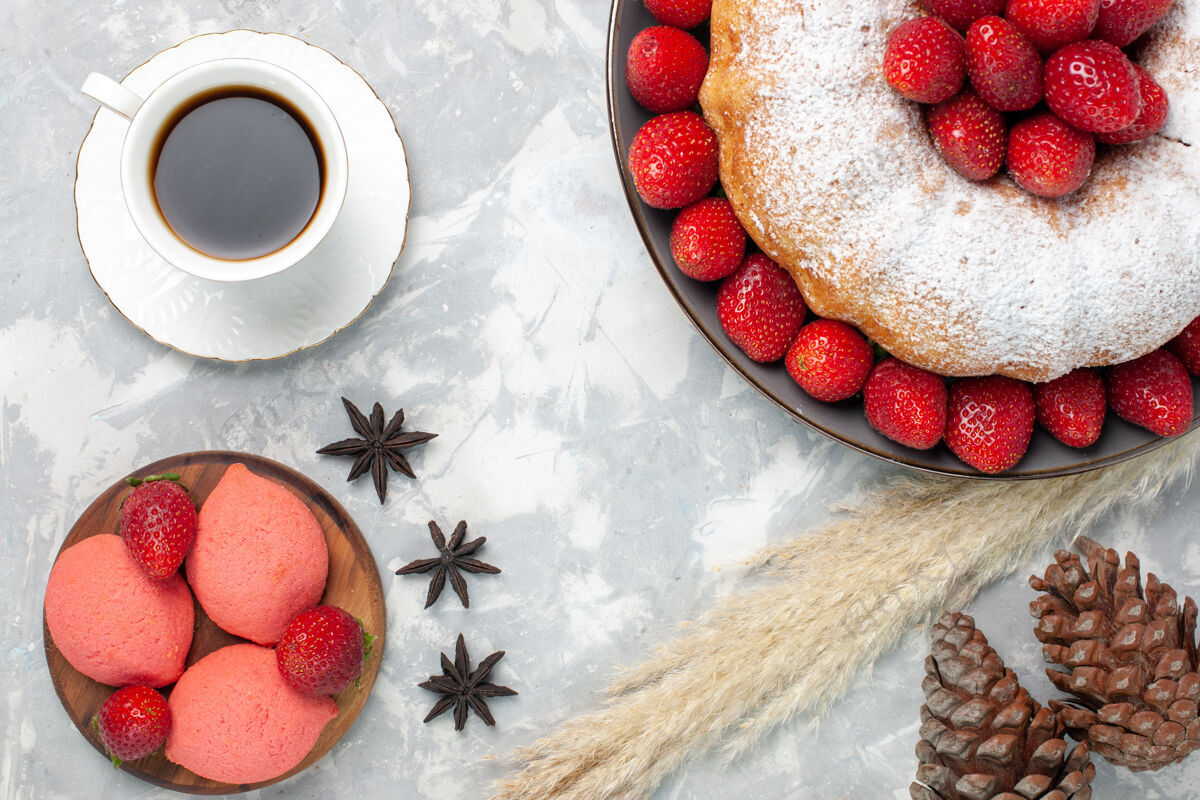 盘子顶视图美味的草莓派和一杯茶在灯光地板上杯子咖啡蛋糕