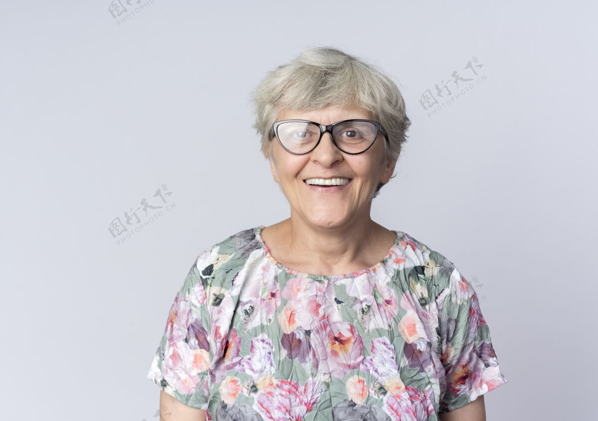 老人戴眼镜微笑的老妇人孤零零地站在白墙上微笑眼镜女人
