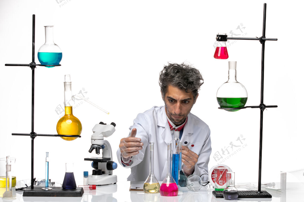 前面正面图男性科学家拿着白色背景的冠状病毒健康实验室的样品和溶液医院诊所专业