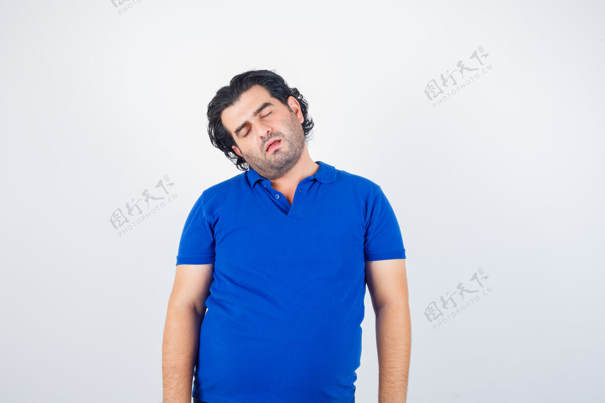 商人成熟男人头靠肩低头 穿着蓝色t恤 看起来很困倦 正面视图失眠成人嘴