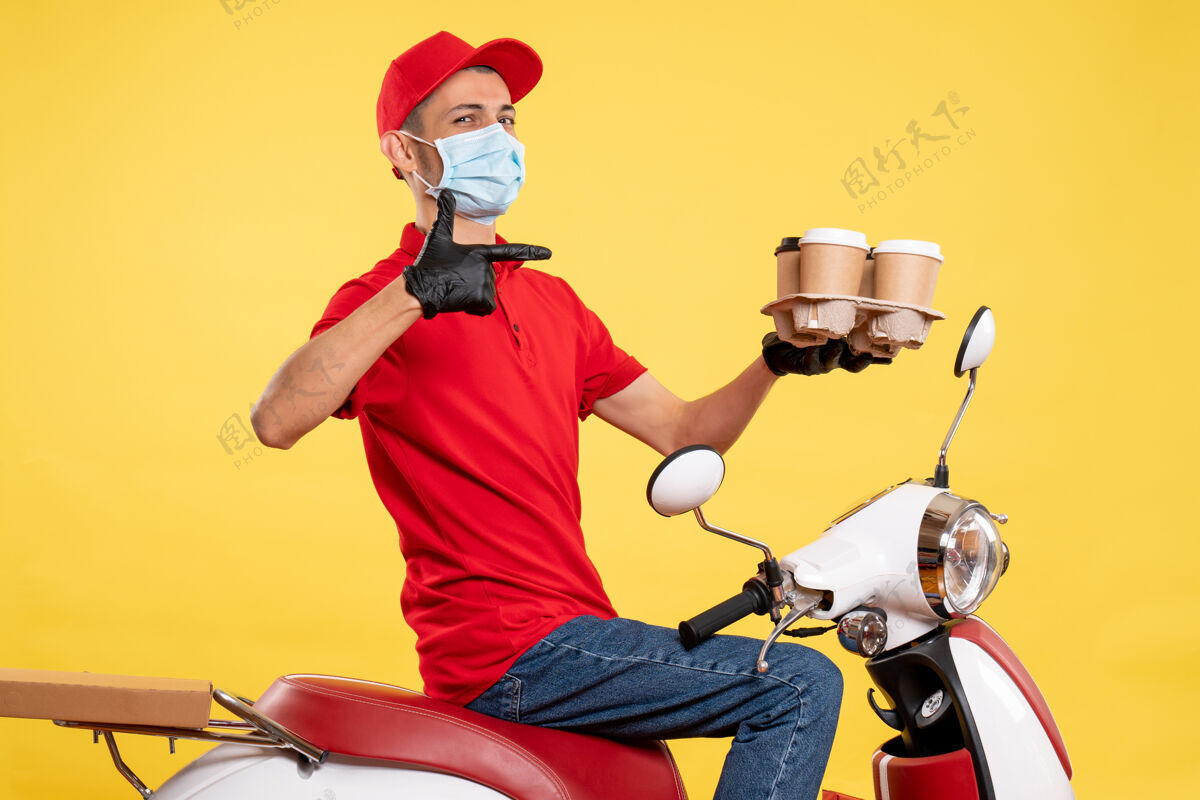 人正面图：身穿红色制服 戴着黄色咖啡面具的男性信使工作大流行性冠状病毒-食品服务病毒病毒工作面罩