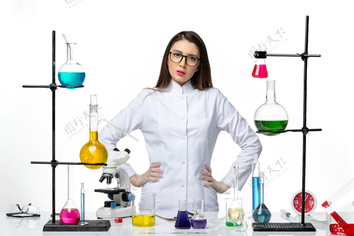 套装正面图：身着无菌医疗服的女化学家站在白色背景上病毒疾病冠状病毒-大流行科学医院医生视图