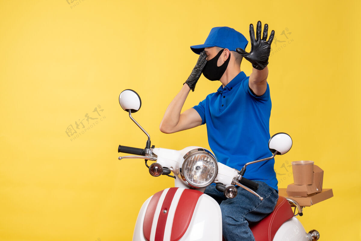 球员正面图身穿蓝色制服 戴着黄色口罩的男信使工作服-服务工作病毒自行车送货蓝色病毒黄色